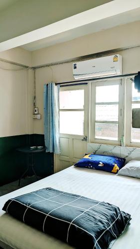 ห้องเตียงใหญ่พร้อมระเบียง  (Double Room with Balcony)