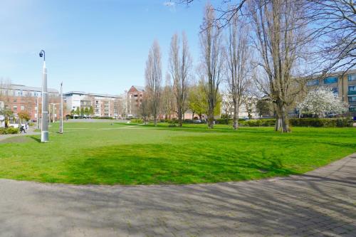 Abbey Road 4 Bed Home - Garden, Parking, Sleeps 11, London (photo 2)
