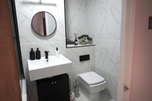 Abbey Road 4 Bed Home - Garden, Parking, Sleeps 11, London (photo 3)