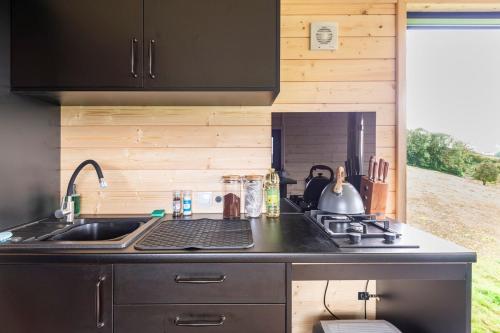 Romantic Off-Grid Cabin Views of Cotswolds in Charlton Kings