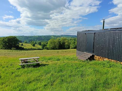 Romantic Off-Grid Cabin Views of Cotswolds in Charlton Kings