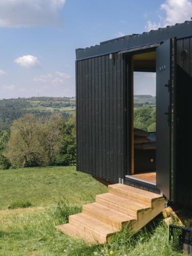 Romantic Off-Grid Cabin Views of Cotswolds in Charlton Kings