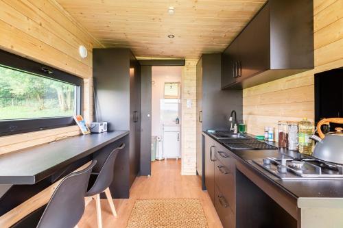 Romantic Off-Grid Cabin Views of Cotswolds in Charlton Kings