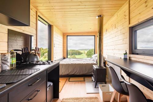 Romantic Off-Grid Cabin Views of Cotswolds in Charlton Kings
