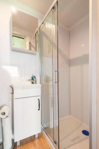 Romantic Off-Grid Cabin Views of Cotswolds in Charlton Kings