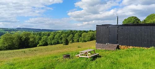Romantic Off-Grid Cabin Views of Cotswolds in Charlton Kings