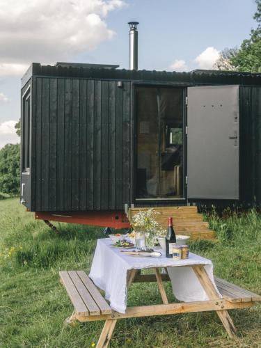 Romantic Off-Grid Cabin Views of Cotswolds in Charlton Kings
