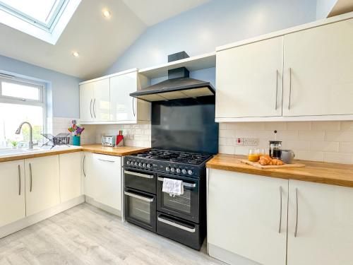 Kitchen, Modern Family Home near Reculver - Sleeps 8 - Pets Friendly! in Herne Bay