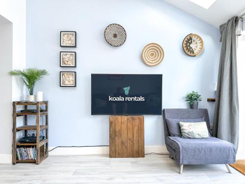 Shared lounge/TV area, Modern Family Home near Reculver - Sleeps 8 - Pets Friendly! in Herne Bay