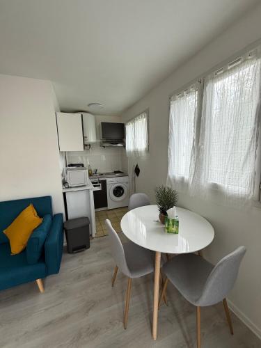 Konyha, Cozy, quiet and bright studio in Arpajon