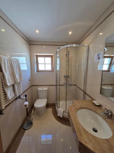 Twin Room with Private External Bathroom image 1