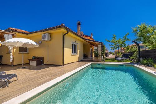 Holiday house AMARILLA with private pool – khách sạn tại Linardići