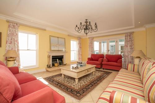 Charming Langebaan Holiday Home with Panoramic Views - image 5