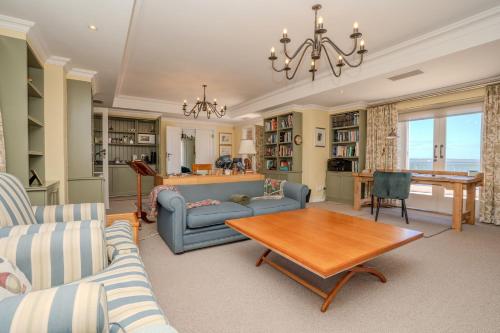 Charming Langebaan Holiday Home with Panoramic Views - image 4