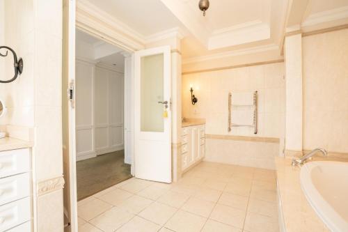 Charming Langebaan Holiday Home with Panoramic Views - image 3