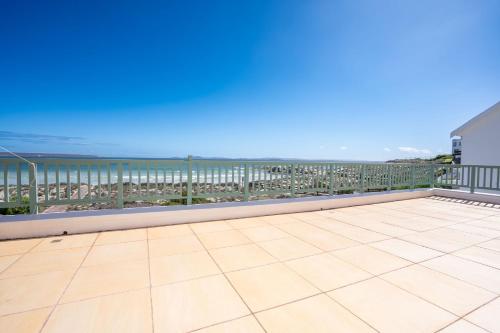 Balcó/terrassa, Charming Langebaan Holiday Home with Panoramic Views in The Cove