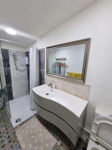 dusch, Modern Studio Cabin in Hove, Walk to the Sea & South Downs, Easy Access to Brighton in Hove