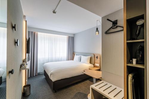 Standard Room image 6