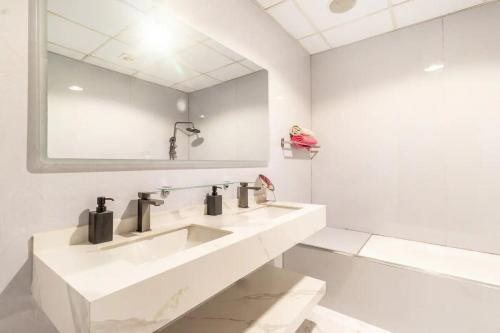 Minimalist High Floor Sea View 3 BR in Marina, Dubai (photo 2)