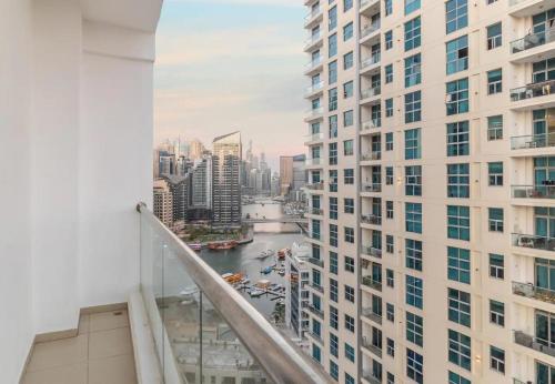 Minimalist High Floor Sea View 3 BR in Marina, Dubai (photo 6)