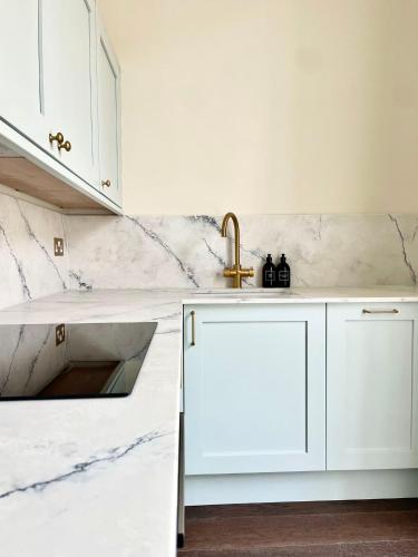 New King Street Suites - Apartment 1, Bath (photo 6)