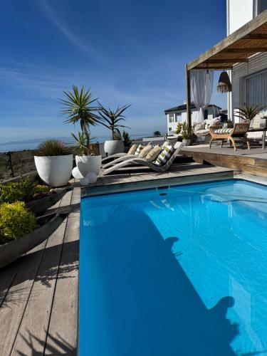 105 On Beach, Whale Room