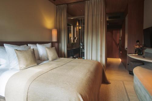 1 king bed, 1 sofa bed