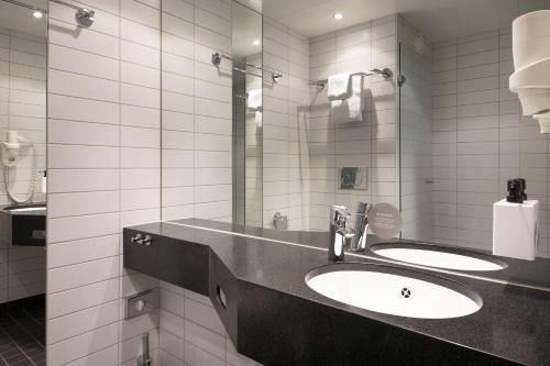 Twin Room image 4
