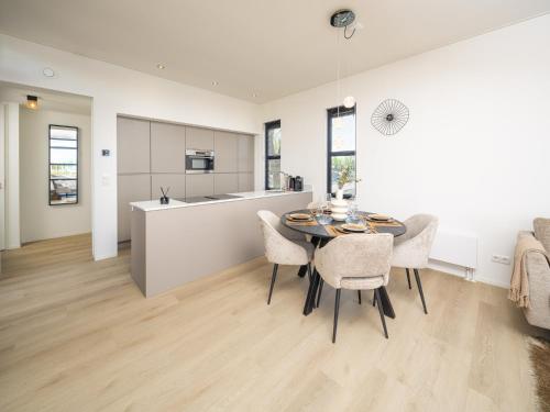 2 bedrooms, 4 beds