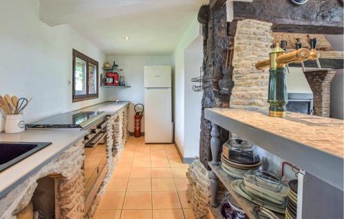 virtuve, Stunning Home In Grandmesnil in L'Oudon
