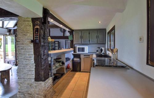 virtuve, Stunning Home In Grandmesnil in L'Oudon