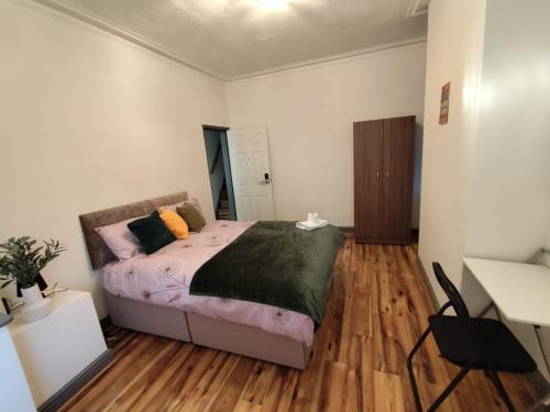 Double-Bedroom in the Heart of Harpurhey Manchester A1 Perfect for Short Stays, Manchester