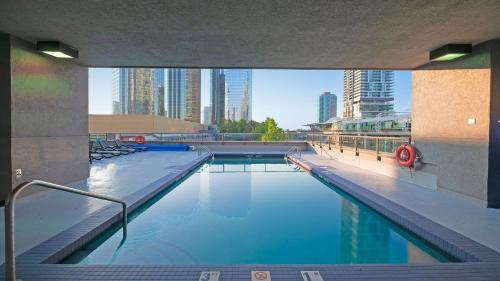 수영장, 홀리데이 인 익스프레스 밴쿠버-메트로타운 (버나비) 바이 IHG (Holiday Inn Express Vancouver-Metrotown (Burnaby) By IHG) in 버너비 (BC)