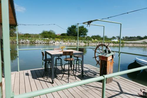 La cabane a fleur d eau au cœur de la Camargue in 博瓦桑