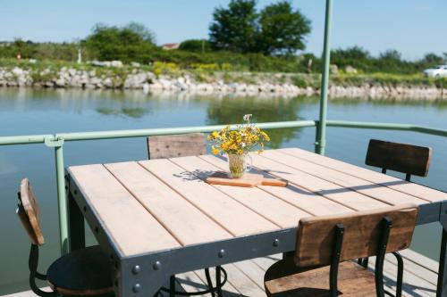 La cabane a fleur d eau au cœur de la Camargue in 博瓦桑