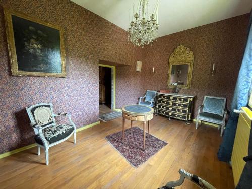 Iekārtas, Château du Bouy (Chateau du Bouy) in Chambon-sur-Dolore