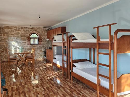 Veronika Apartments in Qeparo