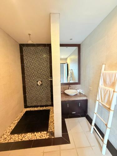 Three-Bedroom Villa Dua with Private Pool image 10