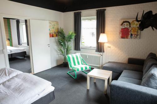 2 bedrooms, 7 beds