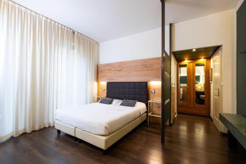 Superior Twin or Double Room image 10
