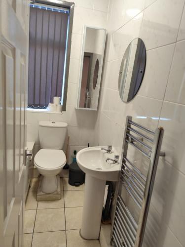 Double-Bedroom in the Heart of Harpurhey Manchester A2 Perfect for Short Stays, Manchester (photo 6)