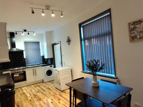 Double-Bedroom in the Heart of Harpurhey Manchester A2 Perfect for Short Stays, Manchester (photo 9)