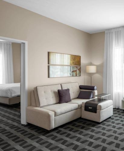 One-Bedroom Queen Suite with Sofa Bed - Mobility Accessible with Tub
