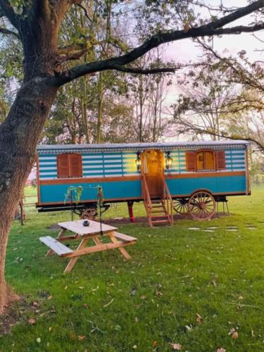 Roulotte de charme gîte à louer Vercourt