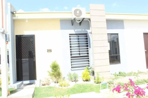 Viesnīcas āriene, Modern House by EC Homes in Palayan