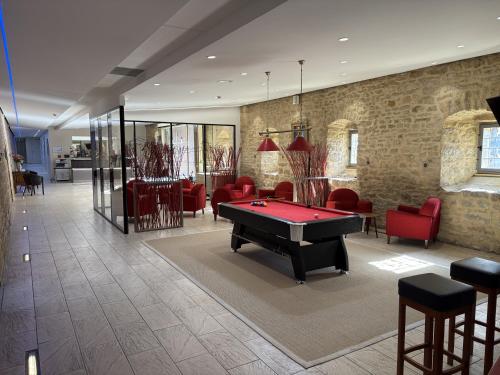 Le Chateau Fort Hotel in เซด็อง