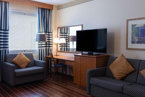 1 queen bed, 2 twin beds, 1 sofa bed