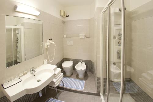 Bathroom, Hotel Roma in Trieste