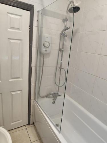 Double-Bedroom in the Heart of Harpurhey Manchester A4 Perfect for Short Stays, Manchester (photo 9)