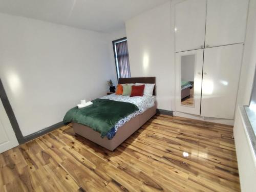Double-Bedroom in the Heart of Harpurhey Manchester A4 Perfect for Short Stays, Manchester (photo 10)